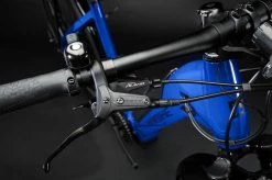 Haibike Trekking 4 Cadre Bas - Gloss Matte Blue Black 17 Haibike Trekking 4 Cadre Bas - Gloss Matte Blue Black -VTTs électriques Soldes Haibike MY22 Detail Handlebar Trekking 4 LOW blue